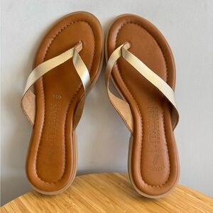 Italian Shoemakers Gold Metallic Flip Flop Sandals – Size 6.5